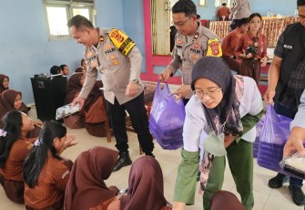 Polsek Belitang III Membagikan Makanan Sehat dan Bergizi