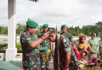 Sorak Semangat PRajurit Korem 121/Abw Dalam Tradisi Penerimaan Pejabat Danrem yang Baru 