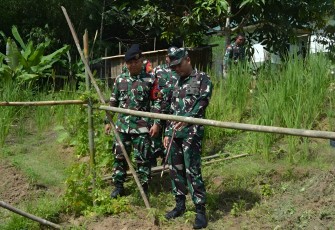 Danrem 121/Abw Brigjen TNI Purnomosidi, S.I.P., M.A.P., M. Han., bersama prajurit Satgas Pamtas RI-Malaysia jajaran Kolakops Rem 121/Abw, pada Jumat (27/12/2024) tinjau langsung lahan untuk ketahanan pangan di sekitar pos