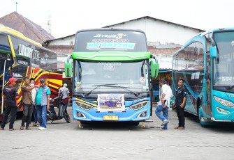 Direktur Angkutan Jalan, Ernita Titis Dewi saat meninjau Terminal Kawasan Wisata Religi Sunan Ampel, Jumat (27/12)