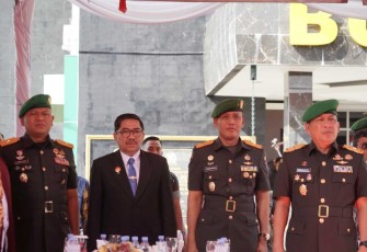 Danrem 121/Abw Brigjen TNI Purnomosidi, S.I.P., M.A.P., M.Han., hadiri Cara Serah Terima Danrem 102/Pjg, bertempat di Lapangan Makorem 102/Pjg, Palangkaraya, Kalimantan Tengah Sabtu (28/12/2024).
