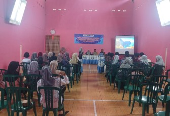 Serda Prapto Bashori, Babinsa Desa Uteran dari Koramil 0803/11 Geger, bersama Bhabinkamtibmas, menghadiri acara sosialisasi mengenai kekerasan terhadap anak di Balai Desa Uteran Senin (30/12)