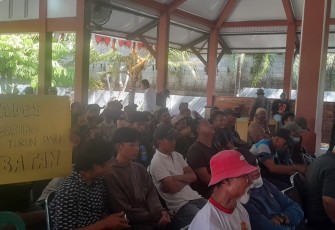 Puluhan warga Desa Biting k datangi kantor kecamatan Sambong menuntut kades dipecat dari jabatannya