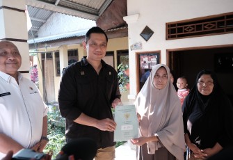 Menteri Agraria dan Tata Ruang/Kepala Badan Pertanahan Nasional (ATR/BPN) Agus Harimurti Yudhoyono Serahkan Sertipikat Hasil PTSL di Kaki Gunung Salak