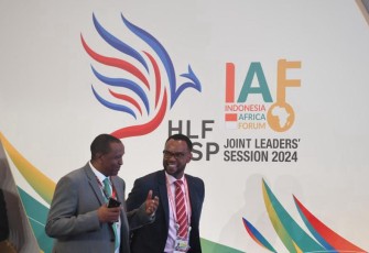 Dua Delegasi berbincang jelang Joint Leaders  Session HLF MSP-IAF II di Hotel Mulia, Nusa Dua, Bali, Senin (2/9/2024).