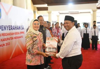 Bupati Indramayu Hj. Nina Agustina saat Serahkan Langsung SK PPPK Guru