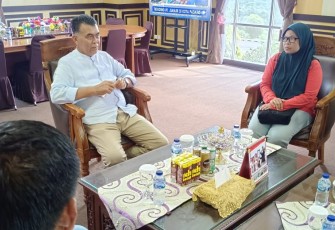 Wan Siswandi Sambut Cek Udin Turis Asal Malaysia Yang Terpesona Keindahan Alam Natuna