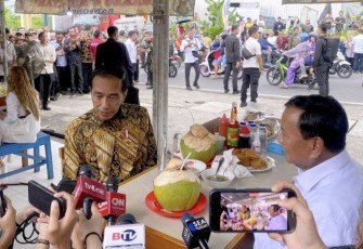 Presiden Jokowi dan Menhan Prabowo saat Makan Bakso di Warung Pinggir Jalan