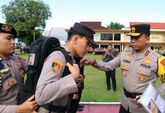 Kapolda Sulut saat mengecek personil