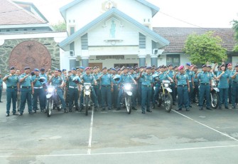 Danlanal Tegal Serahkan Sepeda Motor Trail dari Kemenhan RI