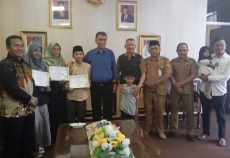 Bupati Natuna, Wan Siswandi didampingi Wakil Bupati Natuna,Rodhial Huda memberikan bonus dan apresiasi yang setinggi terhadap 3 orang sang juara yang sudah berani tampil dan membawa nama baik Natuna di tingkat Provinsi Kepulauan Riau.