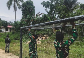  Satgas Yonif 623 Pasang Jaring Gawang