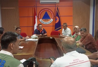 Deputi Bidang Rehabilitasi dan Rekonstruksi BNPB Jarwansyah memimpin Rapat Koordinasi Pendataan Rumah Rusak Terdampak Banjir Longsor Sumatra Barat di kantor BPBD Provinsi Sumatra Barat pada Sabtu (16/3)