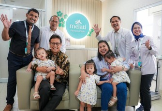 Menkes Budi Gunadi Sadikin foto bersama usai meresmikan layanan eksekutif RSAB Harapan Kita 
