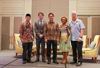 Menkes Budi Gunadi Sadikin foto bersama dalam sesi diskusi pada GAVI Board Meeting di Hotel Hilton, Nusa Dua, Bali, Selasa (3/12)
