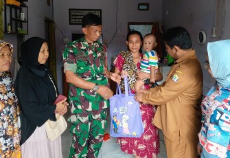 Babinsa Koramil 0602-01/Kota Serang Kodim 0602/Serang bekerjasama dengan Pemerintah Kelurahan Cimuncang, memberikan bantuan tambahan gizi berupa telur kepada anak dan balita, bertempat di wilayah Kelurahan Cimuncang Kecamatan Serang Kota Serang Provinsi Banten, Selasa (09/01/2024).