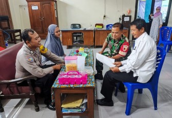 Babinsa Koramil 0803-05/Wungu, Sertu Muniri bersama Perangkat Desa Nglanduk, Kecamatan Wungu, Kabupaten Madiun, melakukan validasi data warga penerima Bantuan Langsung Tunai Dana Desa (BLT DD), Rabu (10/1/2024)