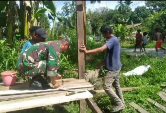 Babinsa Koramil 1710-07/Mapurujaya saat Gotong Royong Bantu Pembuatan Rumah Masyarakat Binaan