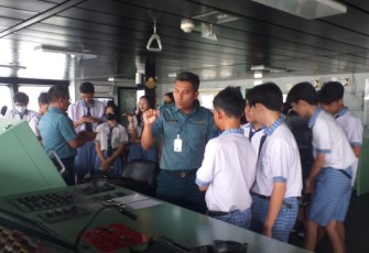 Pelajar TK Santo Yakobus Jakarta Utara dan Pelajar SMP Melania II Jakarta Pusat melaksanakan field trip ke Kolinlamil untuk melihat secara langsung kapal perang KRI Teluk Calang-524 yang tengah sandar di Dermaga Mako Kolinlamil, Tanjung Priok, Jakarta Utara, Rabu (6/3)