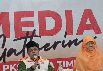 Irwan Setiawan didampingi Reni Astuti Ketua Bidang Humas DPW PKS Jatim pada Minggu ( 17/11/2024 )