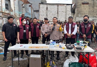 Polres Metro Jakarta Barat melalui Satuan Reserse Narkoba kembali melakukan aksi penggerebekan di kampung narkoba yang dikenal dengan nama Kampung Boncos, Palmerah, Jakarta Barat, pada Kamis (19/12/2024)