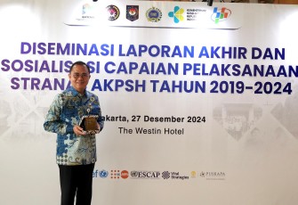 Ditjen Dukcapil Kementerian Dalam Negeri menerima Token of Appreciation selaku Ketua Kelompok Kerja (Pokja) I Stranas AKPSH. Token of Appreciation diserahkan oleh Deputi Bidang Kependudukan dan Ketenagakerjaan Kementerian PPN/Bappenas, Maliki, dan diterima Sesditjen Dukcapil, Hani Syopiar Rustam, di Jakarta, Jumat (27/12/2024)