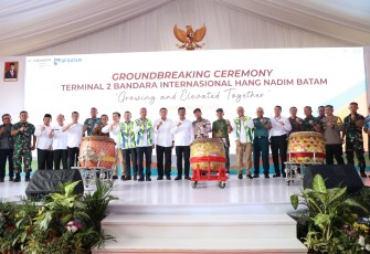 Ketua DPRD Kota Batam Nuryanto SH MH saat ikut melakukan peletakan batu pertama tanda dimulainya pembangunan Terminal II Bandara Internasional Hang Nadim di Batam, Kamis (30/05/2024).