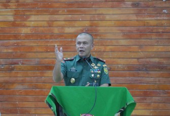 Danrem 041/Gamas Brigjen TNI Rachmad Zulkarnaen saat memberikan pengarahan kepada seluruh Perwira beserta isteri di Jajaran Korem 041/Gamas, bertempat di gedung Balai Prajurit Korem 041/Gamas, Rabu (3/7/2024).