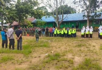 Koramil 1001-08/Sungai Pandan bersama siswa-siswi SMP N 03 Sungai Pandan bersihkan lingkungan sekolah dalam rangka Mencegah Banjir dan Munculnyan Wabah Penyakit bertempat di Desa Pangkalan Sari Kec. Sungai Pandan, Kab. Hulu Sungai Utara. Kamis (18/01/2024)