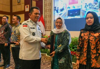 Gubernur Ansar saat Kukuhkan Pengurus FKIJK Kepri dan TPAKD Tiga Wilayah