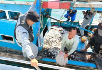 Stasiun Bakamla Sambas Amankan Nelayan Nakal Pengguna Pukat Harimau