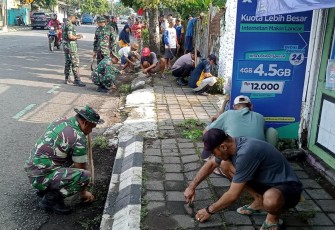 Tiga pilar Banyumas, TNI, Polri, Pemda beserta masyarakat, lakukan kepedulian membantu kesulitan masyarakat sekelilingnya dan peduli kebersihan lingkungan