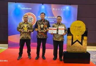 Pimpinan Bank Daerah Karanganyar saat menerima trofi dan piagam penghargaan Top GRC Award 2024, di Raffles Hotel Jakarta, Rabu (11/9/2024). Foto : Istimewa