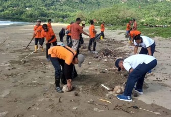 Lanal Pacitan saat Gelar Bersih Pantai Teleng Ria Kabupaten Pacitan