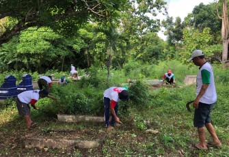 Relawan Jaritangan kerja bakti bersama warga bersihkan makam di Desa Wirogunan, Kecamatan Kartasura, Kabupaten Sukoharjo, Minggu (14/1/2024)