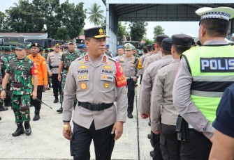 Kapolda Sulut saat melakukan pengecekan persiapan Pasukan