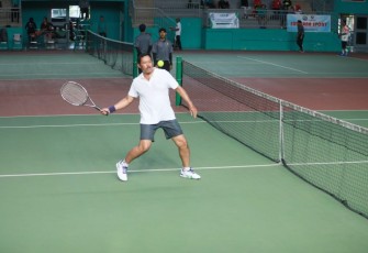 Pj Gubernur Jawa Tengah, Nana Sudjana saat membuka Kejurda Barisan Atlet Veteran Tennis Indonesia (Baveti) Cup Kota Semarang 2024, di Lapangan Tenis Universitas Negeri Semarang (Unnes), Sabtu (17/2/2024).