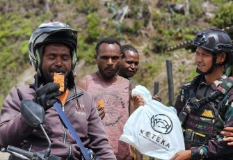 Ksatria Tri Dharma membagikan produk Kripik Sagai secara gratis  