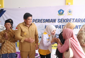 Bupati Roby Resmikan Sekretariat LKKS Bintan