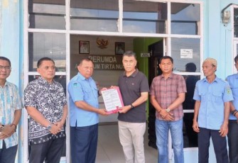 Bupati Natuna Serahkan Bantuan 1 Unit Mobil Tanki ke Direktur Perumda Air Minum Tirta Nusa 