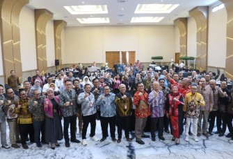  Direktur Mikro, Ritel, dan Menengah Bank Jatim R. Arief Wicaksono dalam kegiatan Sosialisasi Kebijakan Penyaluran KUR Tahun 2024 dan Evaluasi Penyaluran KUR Tahun 2023 pada Jumat (5/1)