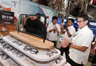 Menparekraf Sandiaga Uno saat meninjau Pekan Kesehatan yang diselenggarakan  di Ruang Satelit Gedung Sapta Pesona, Jakarta, Senin (13/05/2024).