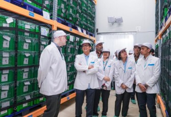 Menkes Budi Gunadi Sadikin bersama perwakilan BMGF mengunjungi fasilitas produksi vaksin polio di PT Biofarma Bandung, Senin (25/11)