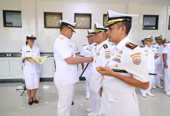 Panglima Komando Armada III (Pangkoarmada III) Laksamana Muda TNI Hersan, S.H., M.Si., M.Tr.Opsla, memimpin Serah Terima Jabatan/ Sertijab Kepala Dinas Adminstrasi dan Personel (Kadisminpers) Komando Armada III dan penyerahan jabatan Komandan Detasemen Intelijen (Dandenintel)  Koarmada III di Pasific Room Mako Koarmada III, Katapop Kab Sorong Papua Barat Daya, Rabu (10/1/2024)