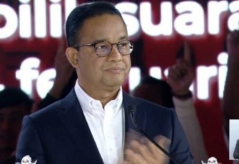 Capres RI Anies Rasyid Baswedan saat menyampaikan visi dan misi dalam debat ketiga yang diselenggarakan oleh Komisi Pemilihan Umum (KPU) di Istora Senayan, Jakarta, Minggu (7/1/24) malam.