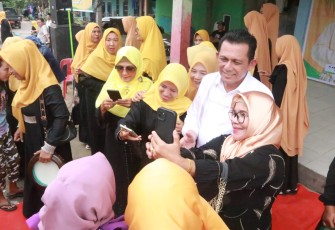 Gubernur Kepulauan Riau, H. Ansar Ahmad saat melanjutkan silaturahmi dengan masyarakat Kepri 