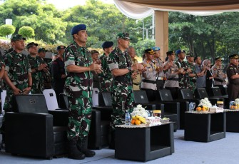 Wakil Komandan Komando Pemeliharaan Materiel TNI Angkatan Udara (Wadan Koharmatau) Marsekal Pertama TNI Talawide, S.T., di Apel Pergeseran Pasukan dan Patroli Gabungan Terpadu Dalam Rangka Pam Pemilu Tahun 2024 yang dilaksanakan  di Jl. Diponegoro, Gedung Sate Bandung, Provinsi Jawa Barat, Senin (12/02/2024)