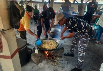 TNI AL Bantu Kebutuhan Pengungsi Erupsi Gunungapi Lewotobi Laki-Laki