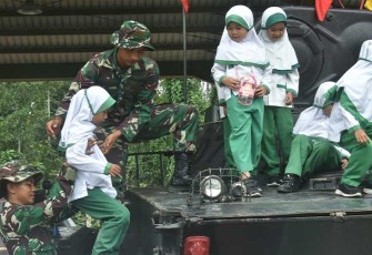 Koarmada III saat memperkenalkan Alutsista TNI Angkatan Laut kepada generasi muda.