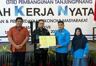 Bupati Bintan Roby Kurniawan membuka sekaligus memberi pembekalan bagi ratusan Mahasiswa Sekolah Tinggi Ilmu Ekonomi (STIE) Tanjungpinang yang akan melaksanakan Kuliah Kerja Nyata Pembelajaran dan Pemberdayaan Ekonomi Masyarakat (KKN P2EM) Angkatan ke XVII Tahun Akademik 2024-2025